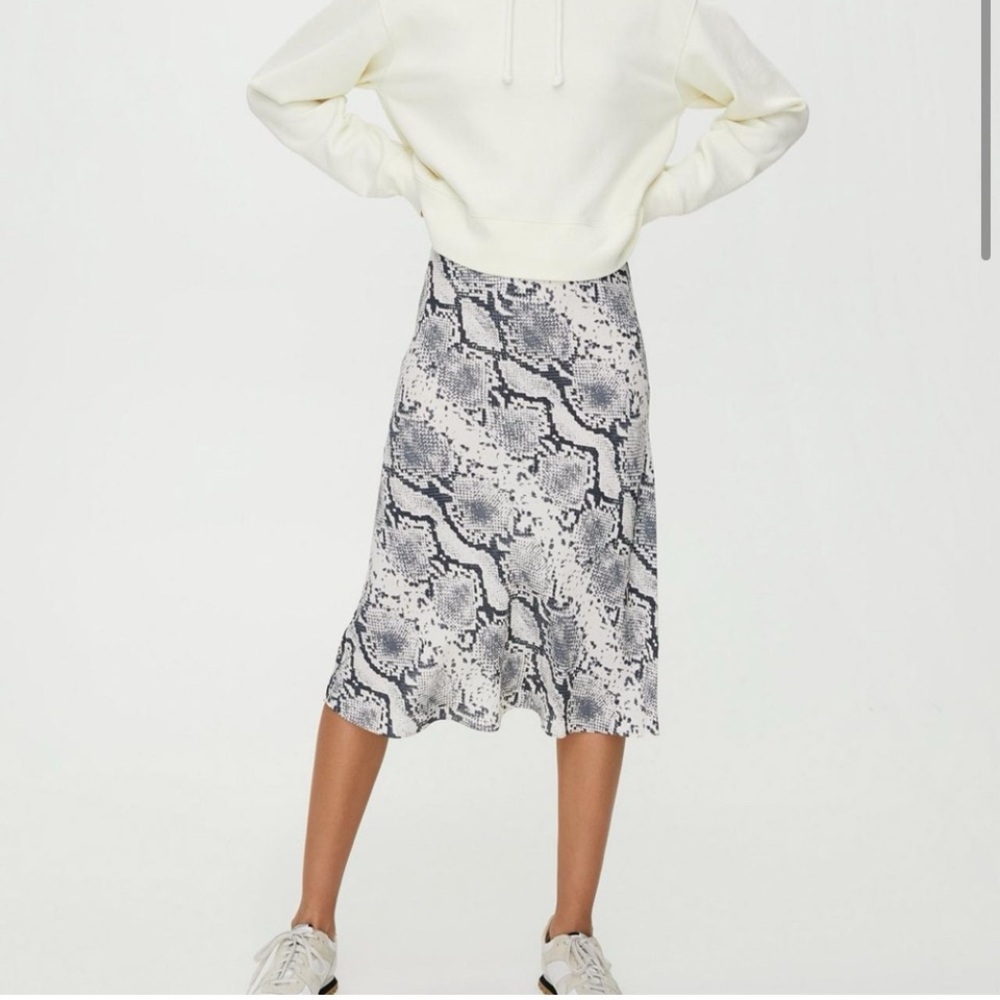 Wilfred free Aritzia midi skirt with grey snake print